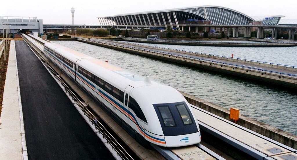 foto do Maglev Train, chegando ou saindo de uma plataforma